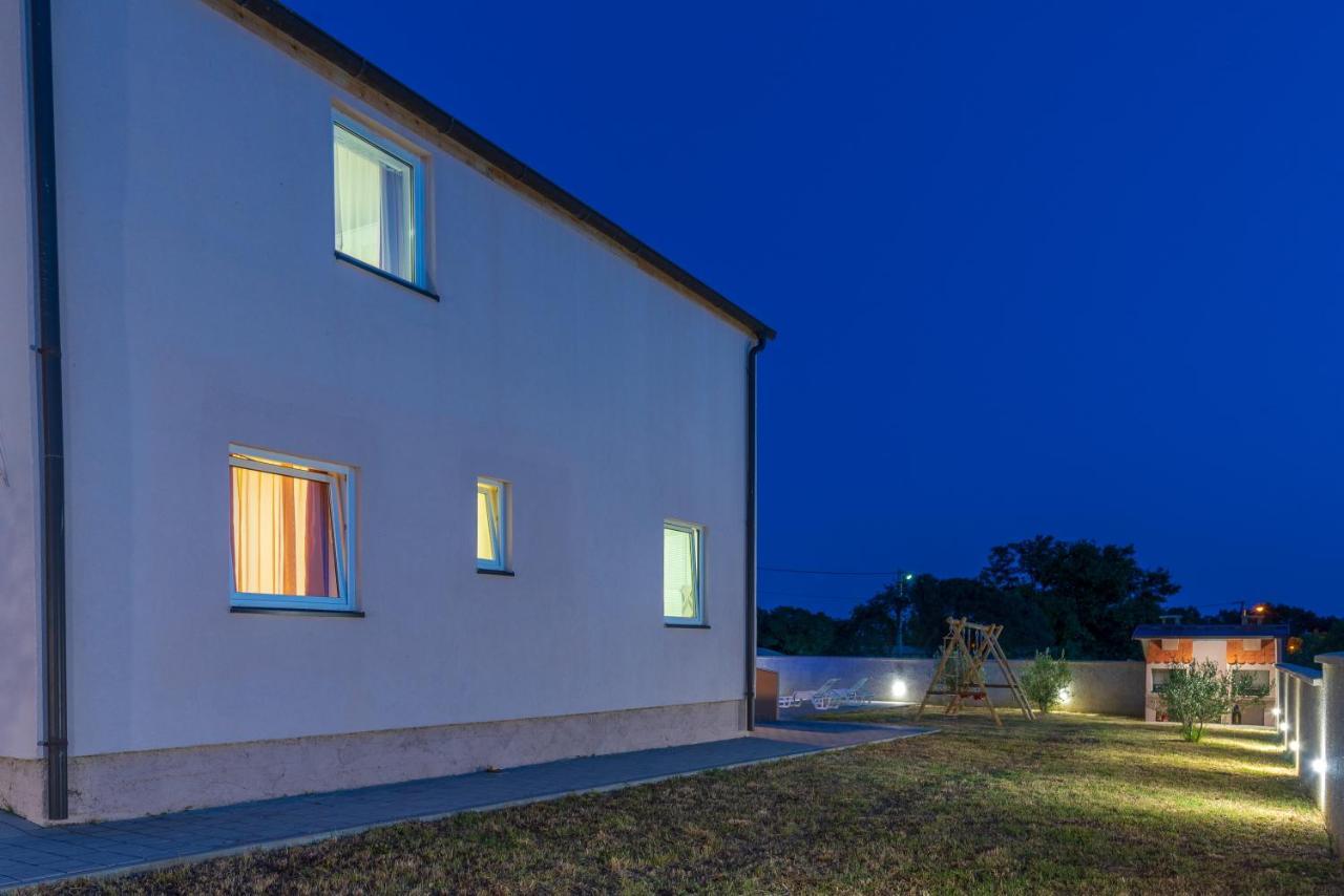Apartmani Krzak ニン エクステリア 写真
