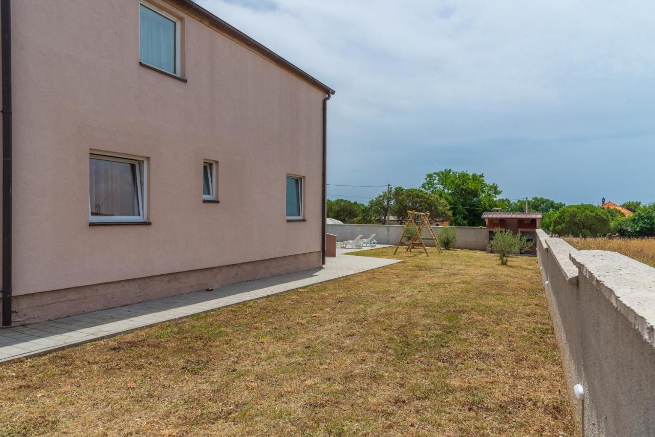 Apartmani Krzak ニン エクステリア 写真