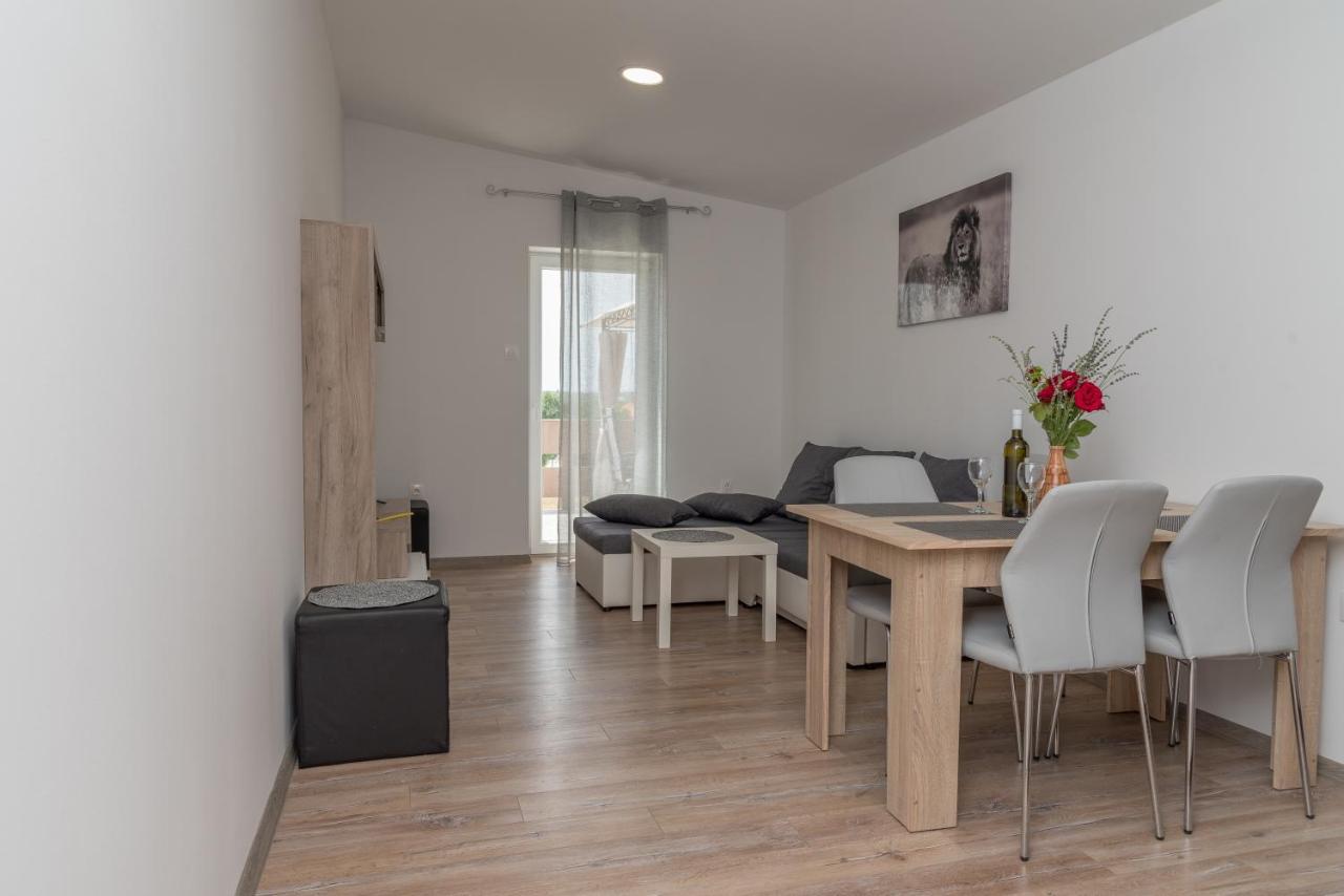 Apartmani Krzak ニン エクステリア 写真