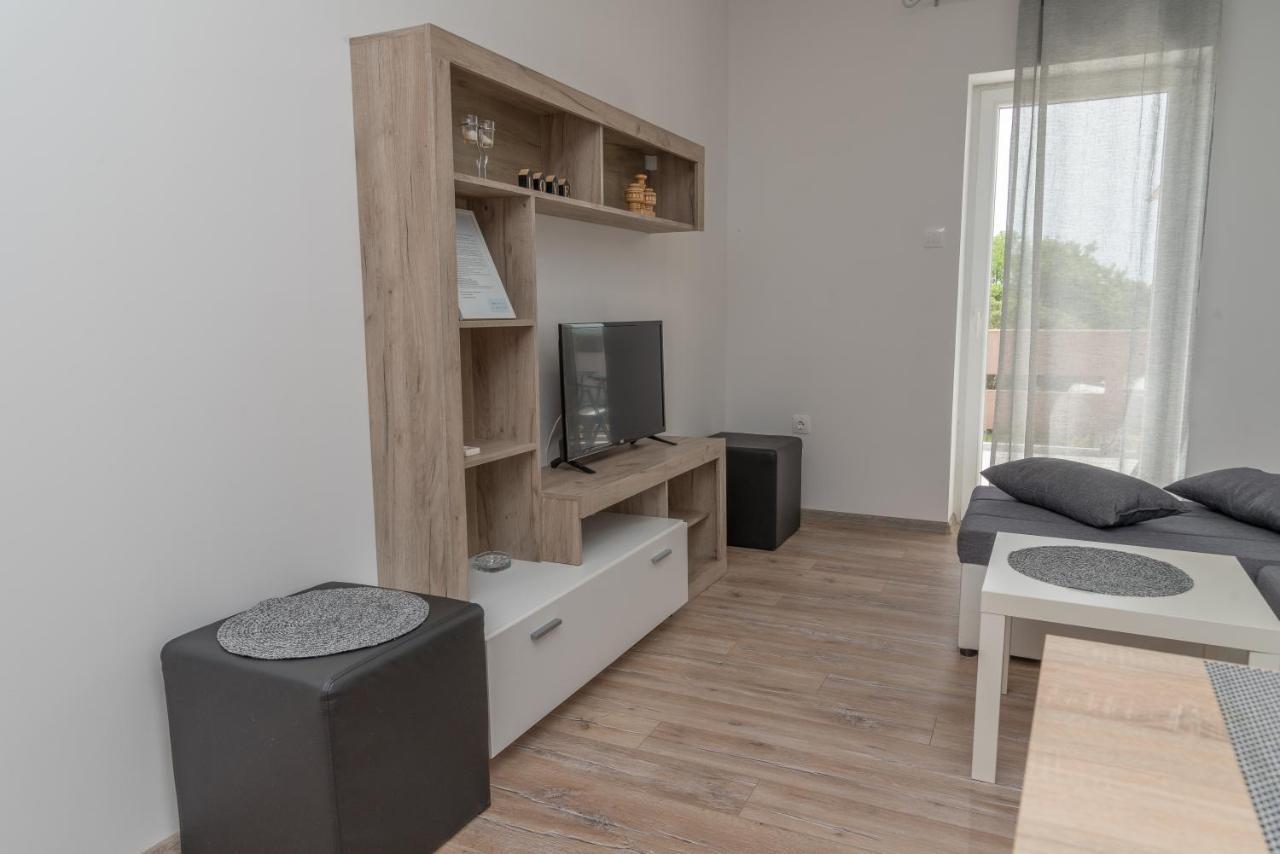 Apartmani Krzak ニン エクステリア 写真