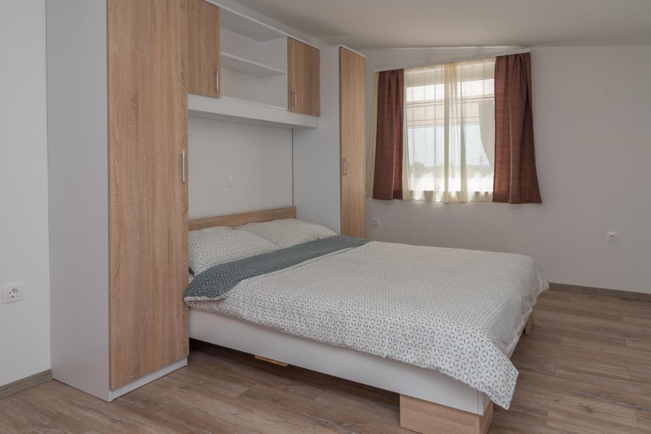 Apartmani Krzak ニン エクステリア 写真