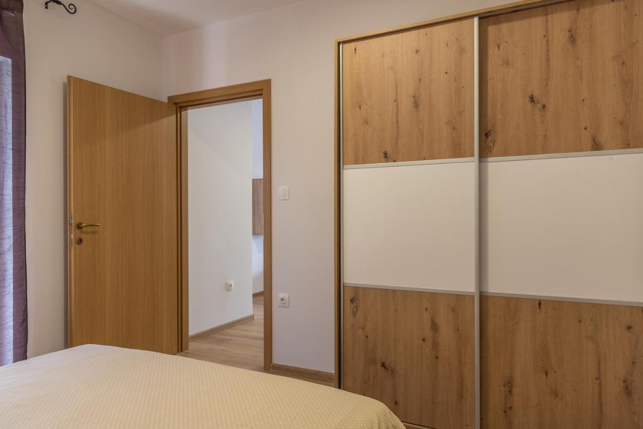 Apartmani Krzak ニン エクステリア 写真