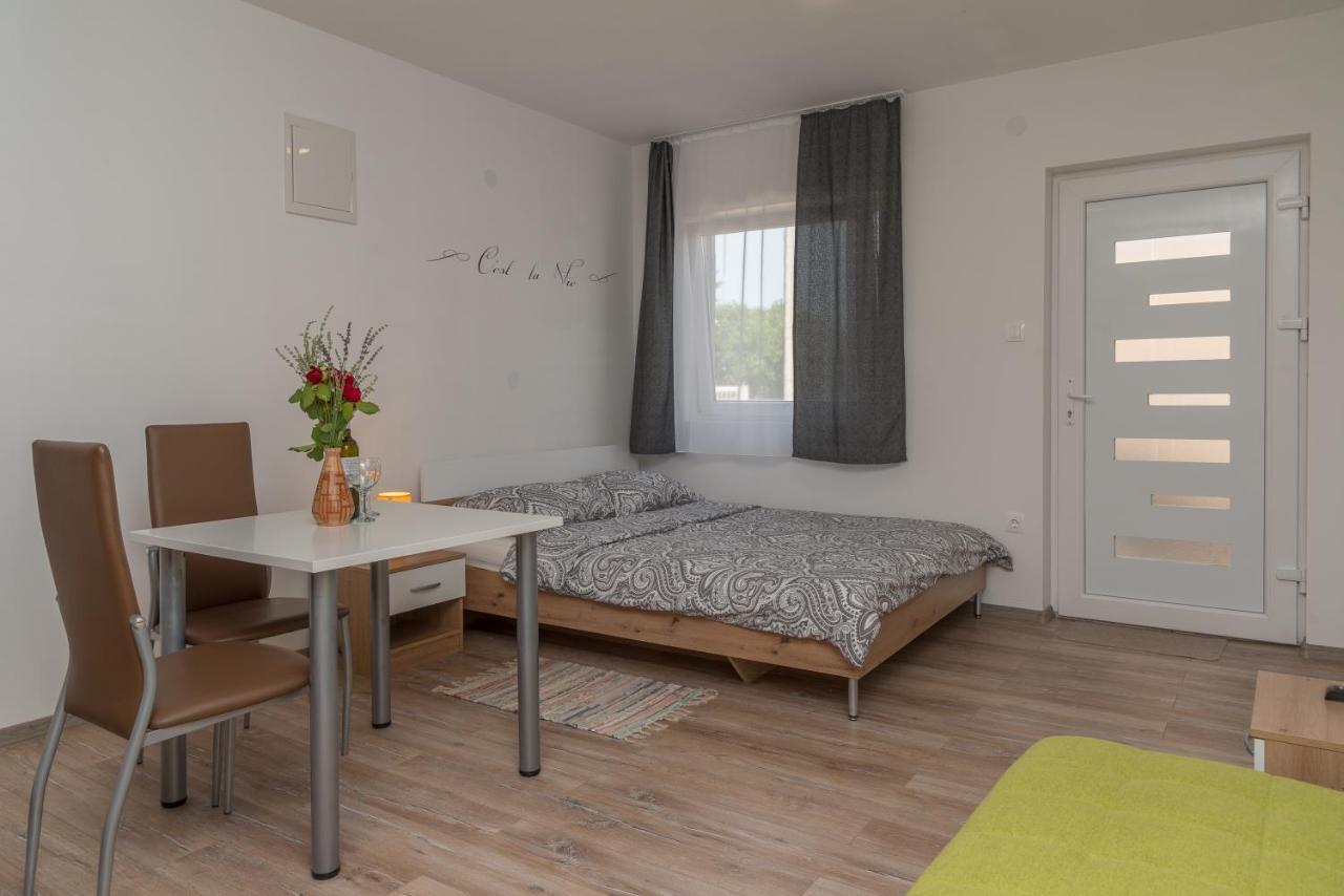 Apartmani Krzak ニン エクステリア 写真