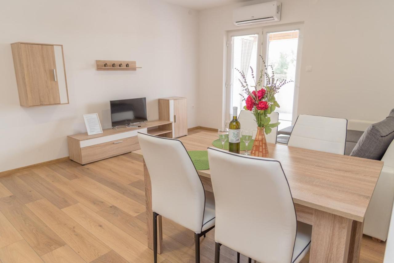Apartmani Krzak ニン エクステリア 写真