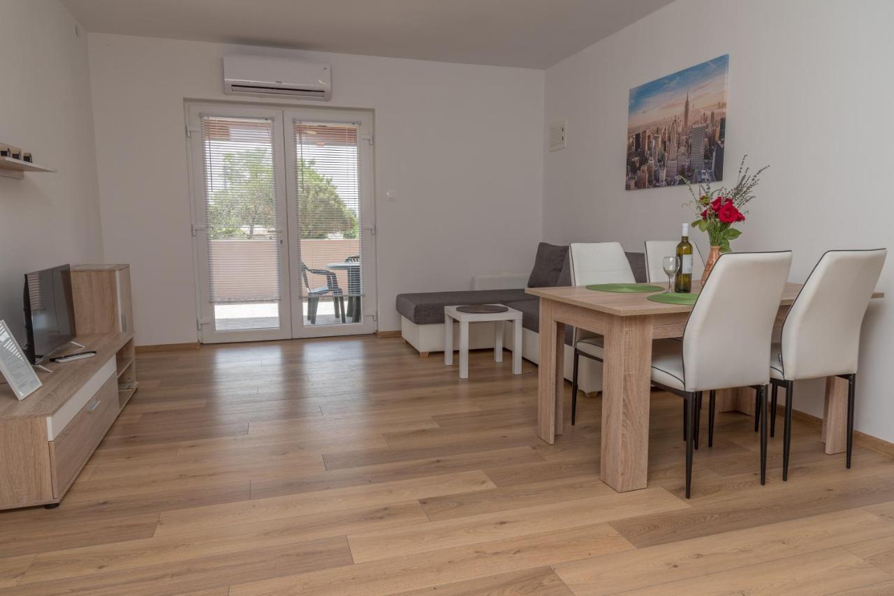 Apartmani Krzak ニン エクステリア 写真