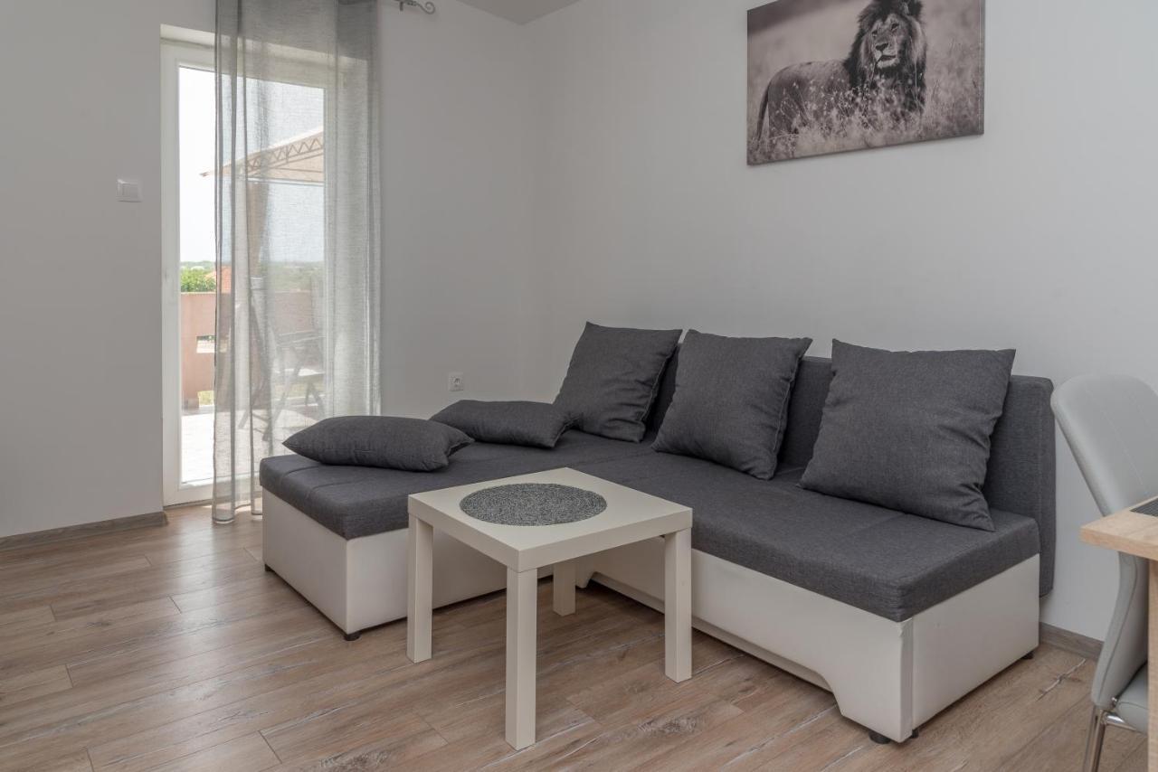 Apartmani Krzak ニン エクステリア 写真
