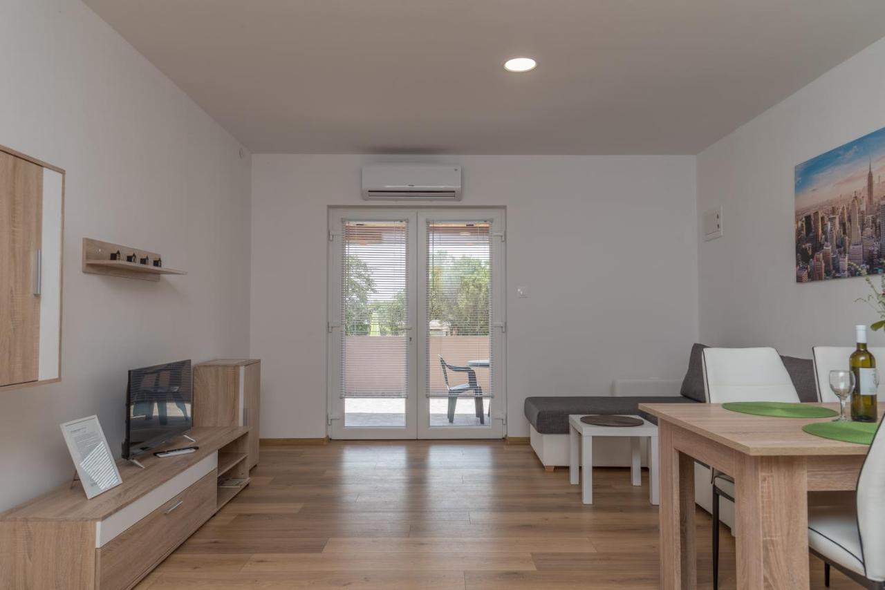 Apartmani Krzak ニン エクステリア 写真