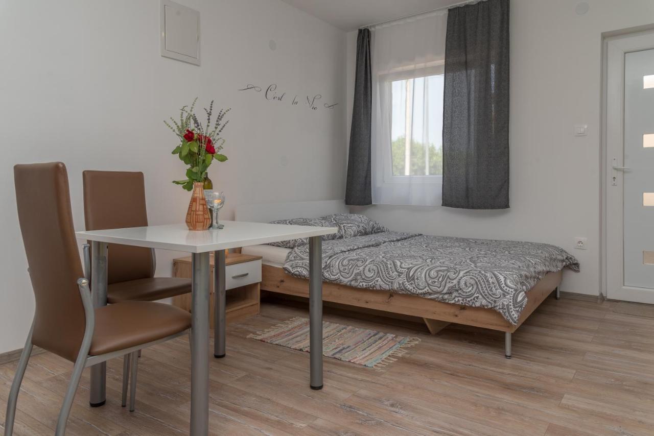Apartmani Krzak ニン エクステリア 写真