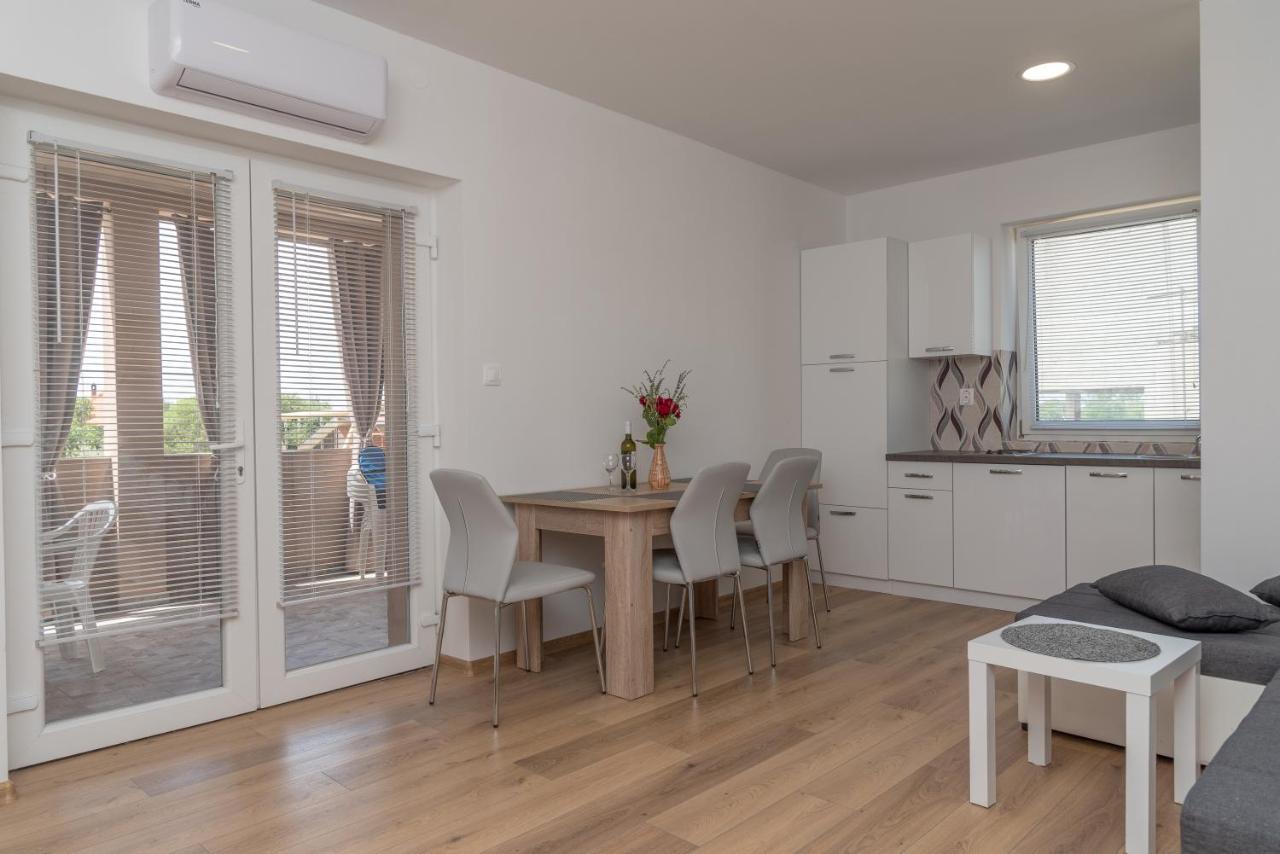Apartmani Krzak ニン エクステリア 写真